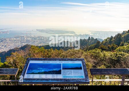 Blick auf die Stadt Kobe vom Mt. Aussichtsplattform des Maya Kikusedai Park in sonniger Abenduntergangszeit mit blauem Himmel Stockfoto