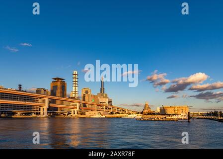 Blick auf die Skyline der Stadt Kobe in der Sonne, mit klarem blauem Himmel, berühmter malerischer Schönheitsort in der Region Keihanshin Kansai Kinki Stockfoto