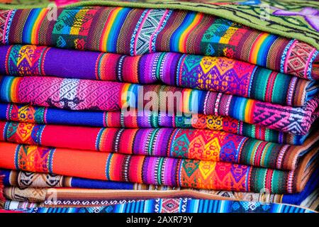 Andenmarkt, Quechua Textilien, Andentextilien, traditionelle bunte peruanische Decken, öffentlicher Markt von Pisac, Perus Heiliges Tal, Heiliges Tal Peru Stockfoto