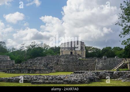 Mayapan, Yucatan, Mexiko: El Templo Redondo - der runde Tempel - mit anderen Maya-Ruinen im Vordergrund. Stockfoto