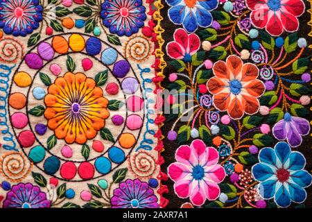 Peru Markt, Andentextilien, traditionelle bunte peruanische Decken zum Verkauf auf dem öffentlichen Markt in Pisac, Peru Sacred Valley, Sacred Valley Peru Stockfoto