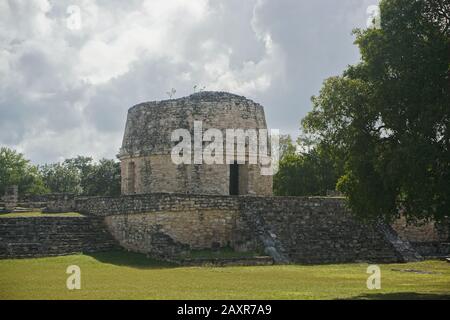 Mayapan, Yucatan, Mexiko: El Templo Redondo - der runde Tempel - an den antiken Maya-Ruinen in Mayapan. Stockfoto