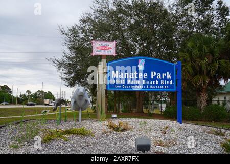 Fort MYERS, FL -30 JAN 2020 - Blick auf den Manatee Park im Lee County, Florida, neben dem Florida Power and Light Kraftwerk. Stockfoto