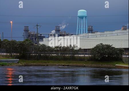 Fort MYERS, FL -30 JAN 2020 - Blick auf das Kraftwerk Florida Power and Light in der Nähe des Manatee Park in Fort Myers, Lee County, Florida, Vereinigte Staaten. Stockfoto