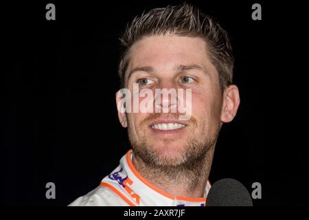 Daytona, Vereinigte Staaten. Februar 2020. Denny Hamlin hört auf eine Frage während des Medientages für das Daytona 500 2020 am 12. Februar 2020 in Daytona, Florida. Foto von Edwin Locke/UPI Credit: UPI/Alamy Live News Stockfoto