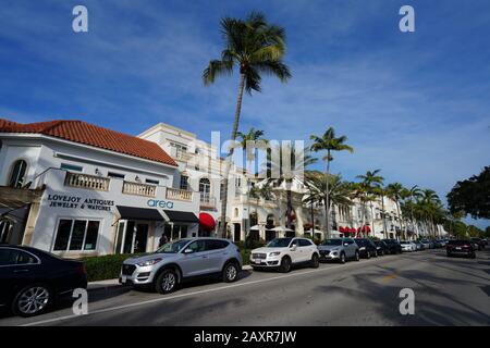 Neapel, FL -30 JAN 2020 - Blick auf die Straße Fifth Avenue South in der Innenstadt von Neapel, Florida, Vereinigte Staaten. Stockfoto