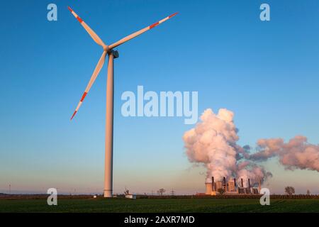 Windkraftanlage in der Abendbeleuchtung, Back RWE Power AG, Kraftwerk Neurath, Braunkraftwerk, Dampfkamine, Kohle-Ausgang, bei Neurath, Rheinli Stockfoto