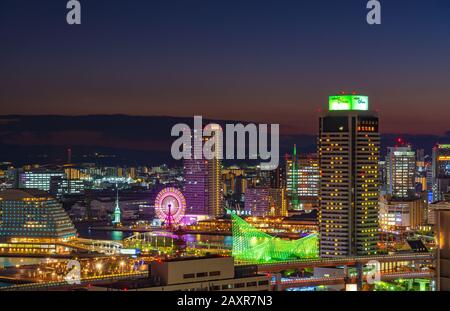 Der Panoramablick auf die Stadt Kobe leuchtet nachts auf. Berühmter Ort der Schönheitsnächtlichkeit in der Keihanshin-Kansai Kinki-Region. Farbenfroher beleuchten Hintergrund Stockfoto