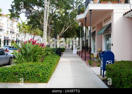 Neapel, FL -30 JAN 2020 - Blick auf die Straße Fifth Avenue South in der Innenstadt von Neapel, Florida, Vereinigte Staaten. Stockfoto