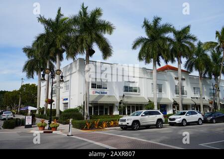 Neapel, FL -30 JAN 2020 - Blick auf die Straße Fifth Avenue South in der Innenstadt von Neapel, Florida, Vereinigte Staaten. Stockfoto