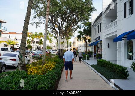 Neapel, FL -30 JAN 2020 - Blick auf die Straße Fifth Avenue South in der Innenstadt von Neapel, Florida, Vereinigte Staaten. Stockfoto