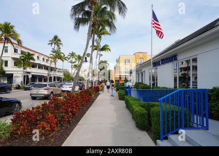 Neapel, FL -30 JAN 2020 - Blick auf die Straße Fifth Avenue South in der Innenstadt von Neapel, Florida, Vereinigte Staaten. Stockfoto