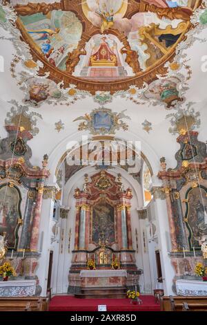 Hauptaltar- und Deckenfresken, Heilig-Geist-Geist-Geist-Hospitalkirchengemeinde Füssen, Oberbayern, Bayern, Deutschland, Europa Stockfoto