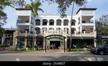 Neapel, FL -30 JAN 2020 - Blick auf die Straße Fifth Avenue South in der Innenstadt von Neapel, Florida, Vereinigte Staaten. Stockfoto