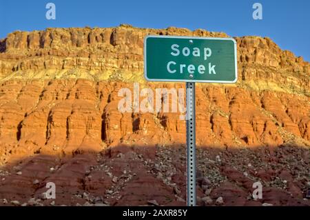 Ein seltsam benannter trockener Bach in Arizona nahe den Vermillion Cliffs, der impliziert, dass man hier baden kann. Stockfoto