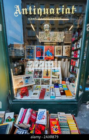 Schaufenster einer Antiquariatsbuchhandlung in der Türkenstraße, Maxvorstadt, München, Oberbayern, Bayern, Deutschland, Europa Stockfoto