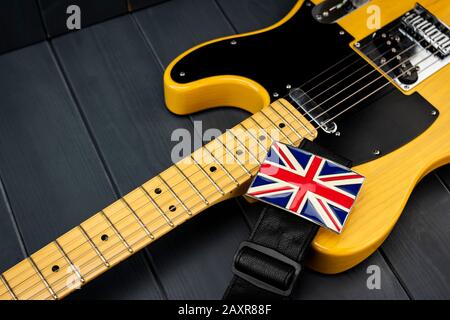 Brosche der Flagge der British Union Jack am Gurt einer amerikanischen klassischen E-Gitarre Stockfoto