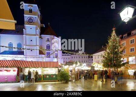 Christkindlmarkt, Neupfarrplatz, Neupfarrkirche, Weihnachten, Regensburg, Oberpfalz, Bayern, Deutschland, Europa Stockfoto