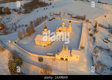 Ferapontov Belozersky Theotokos-Geburtsklosterei im Licht der untergehenden Sonne an einem Dezemberabend (Luftbildfotografie). Region Vologda, Russland Stockfoto