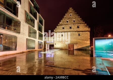 Hauptzollamt, Ebracher Hof, Stadtbibliothek, Regen, Reflexion, Abend, Schweinfurt, Franken, Bayern, Deutschland, Europa Stockfoto