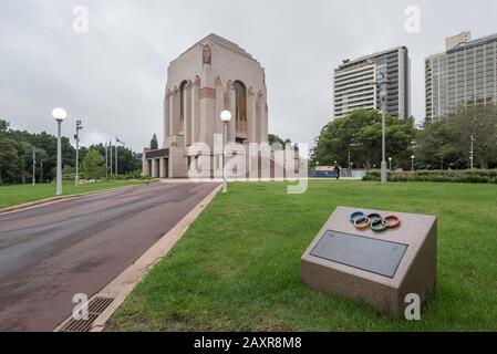 Eine kleine Gedenkplakette in der Nähe des ANZAC-Kriegsdenkmals im Hyde Park Sydney zum Gedenken an Olympioniken, die bei bewaffneten Konflikten ums Leben kamen Stockfoto