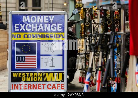 London, Großbritannien. Februar 2020. Eine Wechselkurstafel neben einem Souvenir-Rack außerhalb einer Wechselstube im Zentrum Londons. Credit: Sopa Images Limited/Alamy Live News Stockfoto