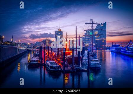 Deutschland, Hamburg, Elbe, Hafen, St. Pauli, Steg, Baumwall, Elbphilharmonie Stockfoto