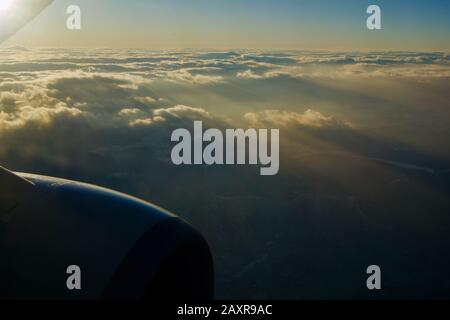 Krepuskuläre Strahlen und das Meer der Wolken - Blick von einem Flugzeug über Japan Stockfoto