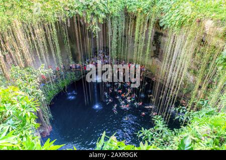 Schwimmen im Cenote Ik Kil in Yucatan, Mexiko, eine natürliche Grube oder ein Loch in der Nähe von Chichen Itza. IK Kil war den Mayas heilig, die dieses Cenote für B. Stockfoto