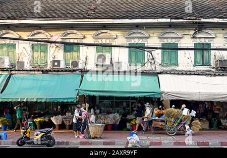 Bangkok, thailand - 2020.01.17: Typische Straßenszene an der Blumenmarktstraße thanon chakkraphet Stockfoto