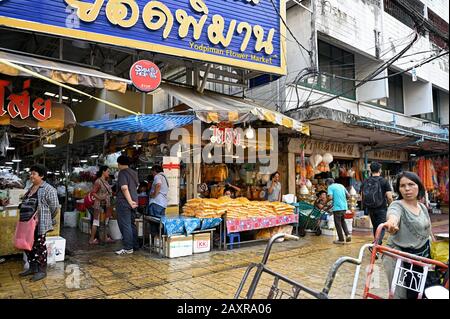 Bangkok, thailand - 2020.01.17: Lebhafte typische Straßenszene auf dem Yodipman-Blumenmarkt an thanon Chakkraphet Stockfoto