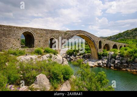 Osmanische Bogenbrücke, Ura e Mesit, Mes-Brücke, Fluss Kir, in der Nähe von Shkodra, Shkodër, Qark Shkodra, Albanien Stockfoto