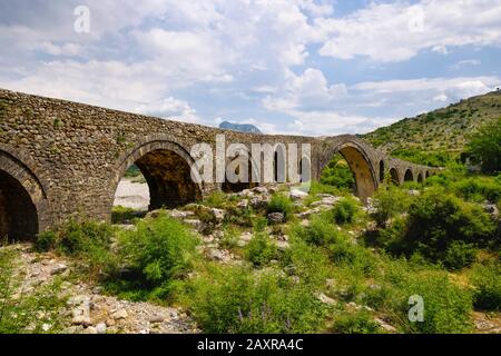 Osmanische Bogenbrücke, Ura e Mesit, Brücke von Mes, in der Nähe von Shkodra, Shkodër, Qark Shkodra, Albanien Stockfoto