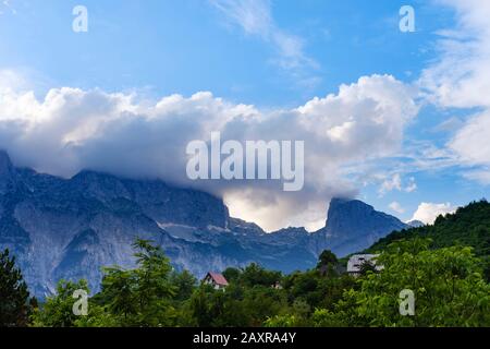 Radohima-Massiv mit Berg Arapi, Theth, Theth-Nationalpark, albanische Alpen, Prokletije, Qark Shkodra, Albanien Stockfoto