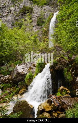 Wasserfall von Grunas, Ujëvara e Grunasit, bei Theth, Nationalpark Theth, albanische Alpen, Prokletije, Qark Shkodra, Albanien Stockfoto