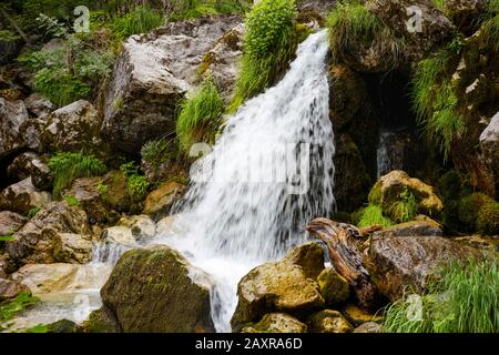 Wasserfall von Grunas, Ujëvara e Grunasit, bei Theth, Nationalpark Theth, albanische Alpen, Prokletije, Qark Shkodra, Albanien Stockfoto