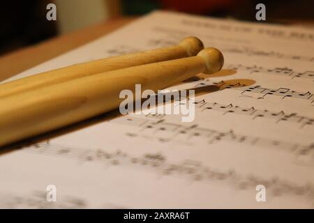 Drumsticks auf Notenblatt Stockfoto