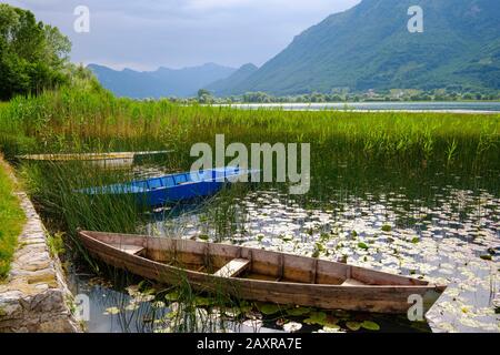 Boote am Ufer, See Plavsko, Plavsko jezero, Plav, Montenegro Stockfoto