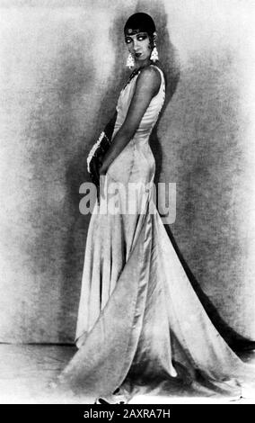 CA. , Paris , Frankreich: Die gefeierte amerikanische schwarze Sängerin und Tänzerin, josefine BAKER (* 1906; † 1975). Foto von G.L. Manuel fréres, Paris. - Musical - Ballerina - Kantante - di Colore - theater - Exotisch - Parigi - Folies Bergeres - Moulin Rouge - Ritratto - Porträt - TANZ - DANZA - JAZZ - Orecchino - Orecchini - Ohrtropfen - Juwel - Schmuck - Schmuck - Gioiello - Gioielli -- -- Archivio GBB Stockfoto