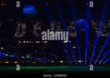 Mailand, Italien - 12. Februar 2020: Fans des FC Internazionale halten Licht, um vor dem Coppa Italia Halbfinal-Fußballspiel zwischen dem FC Internazionale und dem SSC Neapel 'Dede' zu schreiben. Dede ist der Spitzname von Daniele Belardinelli, einem Fan des FC Internazionale, der am 26. Dezember 2018 vor dem Fußballspiel zwischen dem FC Internazionale und dem SSC Neapel getötet wurde. Kredit: Nicolò Campo/Alamy Live News Stockfoto