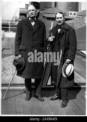 APRIL 1924 IN NEW YORK, USA: Howard CARTER (* um 50-1939 in London) feierte den britischen Ägyptologen und Entdecker des Grabes von TUTANCHAMEN (auf diesem Foto rechts), der in New York an Bord der Berengaria transatlantic eintrifft, mit einer beträchtlichen Menge von Filmaufnahmen seiner Arbeit in Ägypten. Der linke Mann ist PERCY WHITE, Professor für englische Geschichte an der Universität von Kairo. Foto eines Unbekannten Fotografen der Agentur P & A Fotos .- GESCHICHTE - FOTO STORICHE - KÖNIG TUT - Tutanchamon - Tutanchamun - Tutanchaten - ANTICO EGITTO - EGITTOLOGIA - EGITTOLOGO - ARCHEOLOGIA - ARCHAELOGY - ARCHA Stockfoto