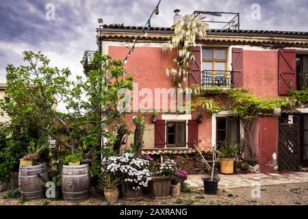 Haus mit weiß blühenden Wisteria im Frühjahr in Cabanes de Fleury Stockfoto