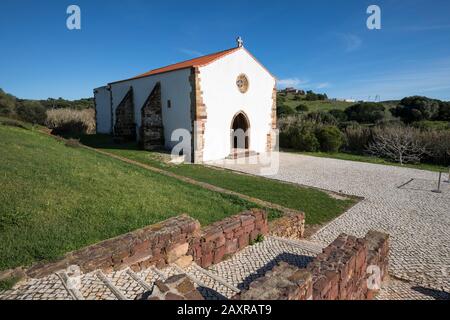 Kirche Nossa Senhora de Guadalupe, Seekirchenkirche aus dem 13. Jahrhundert, in der Nähe von Raposeira im Kreis Vila do Bispo, Algarve, Distrikt Faro, Portugal Stockfoto