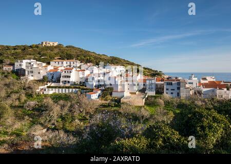 Blick auf Salema, die Küstenstadt im Naturpark Parque Natural do Sudoeste Alentejano und Costa Vicentina, Algarve, Faro, Portugal Stockfoto