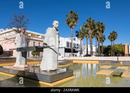 Moderne Skulpturen maurischer Figuren in einem Wasserbecken, Silves, Algarve, Bezirk Faro, Portugal Stockfoto