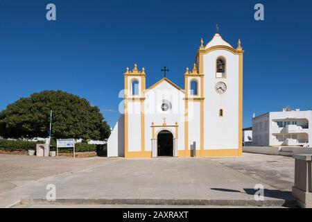 Die Kirche Igreja de Nossa Senhora da Luz, Luz, Algarve, Bezirk Faro, Portugal Stockfoto