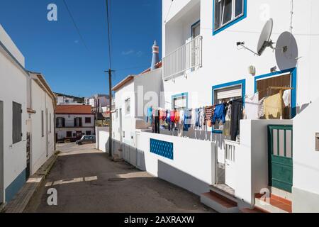 Gasse mit Häusern im Dorf Burgau, der Ort liegt im Naturpark Parque Natural do Sudoeste Alentejano und Costa Vicentina, Algarve, Stockfoto