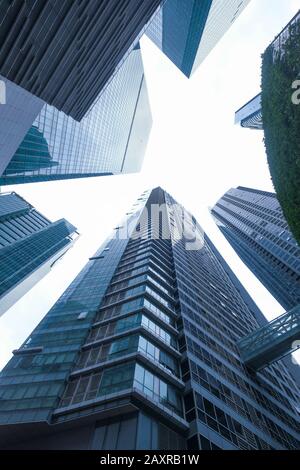 Niedriger Blickwinkel auf den finanzbezirk von singapur Stockfoto