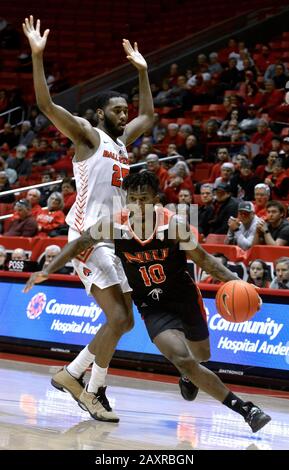 Muncie, Indiana, USA. Februar 2020. Der Nordilin-Huskies-Guard EUGENE GERMAN (10) fährt in der ersten Halbzeit in der Worthen Arena in Muncie an Ball State Cardinals Forward TAHJAI TEAGUE (25) vorbei. Kredit: Richard Sitler/ZUMA Wire/Alamy Live News Stockfoto