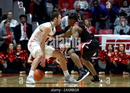 Muncie, Indiana, USA. Februar 2020. Die Huskies des nördlichen Illinois Garde TYLER COCHRAN (23) zwingt Ball State Cardinals, KYLE MALLERS (14) in der zweiten Halbzeit in der Worthen Arena in Muncie zu einem Umsatz zu bringen. Kredit: Richard Sitler/ZUMA Wire/Alamy Live News Stockfoto